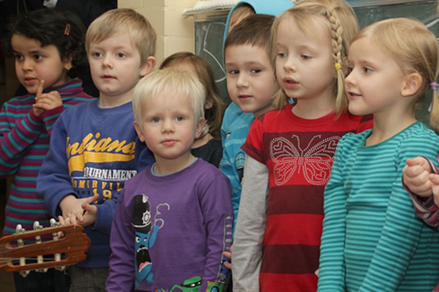 Gruppe von Kindern trägt ein Lied vor