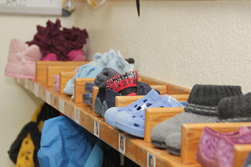 Kita-Garderobe mit Kinderkleidung