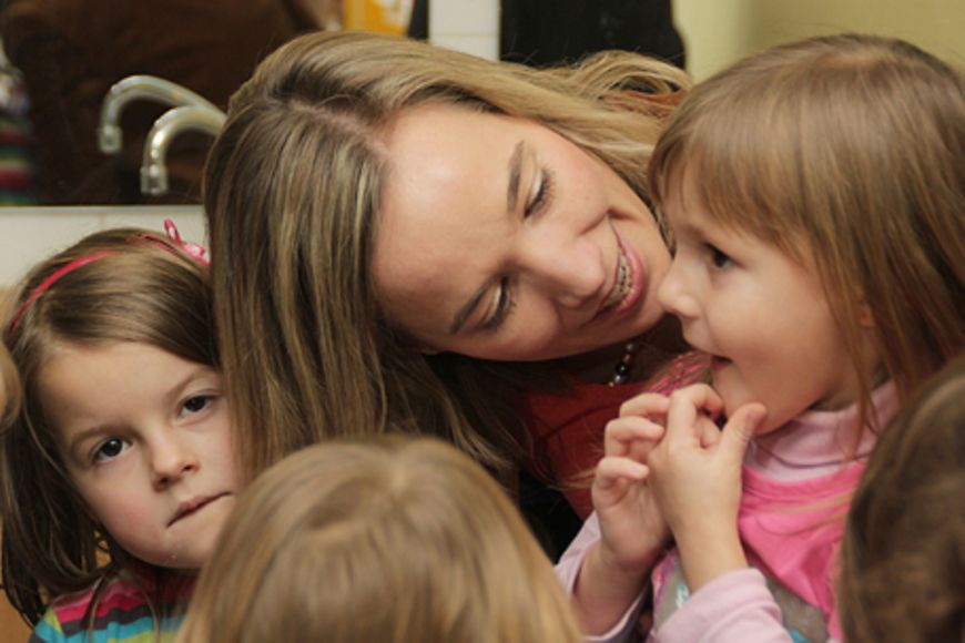 Bundesfamilienministerin Kristina Schröder im Gespräch mit Kindern