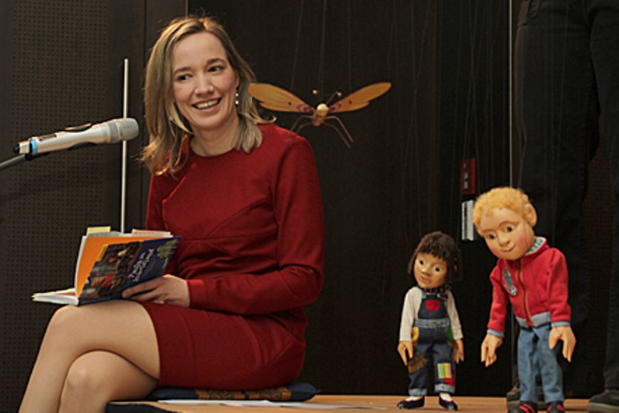 Kristina Schröder sitzend, mit einem Buch in der Hand. Bildquelle: BMFSFJ
