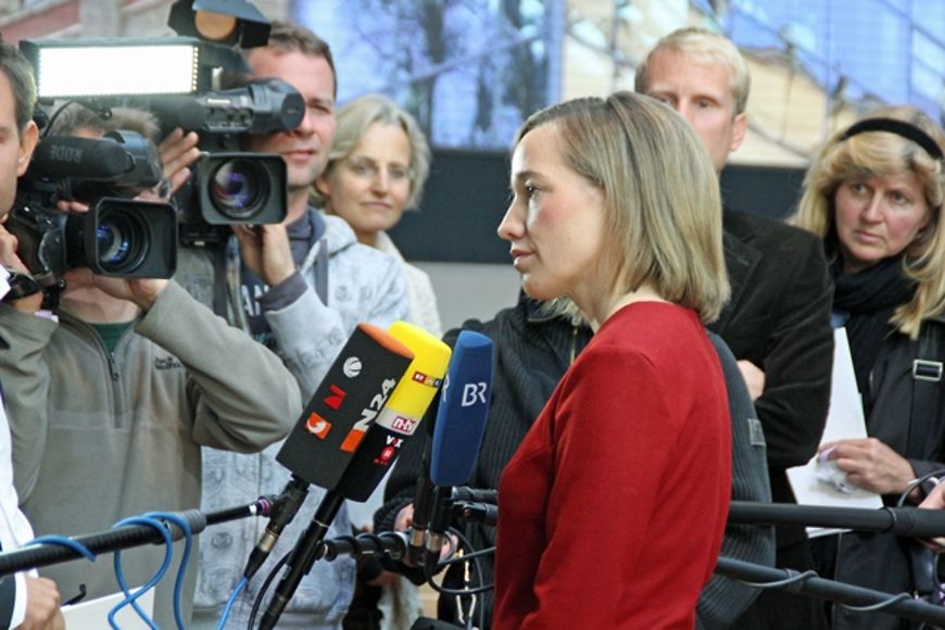 Bundesfamilienministerin Kristina Schröder im Interview mit Medienvertretern nach der Pressekonferenz. Bildquelle: BMFSFJ