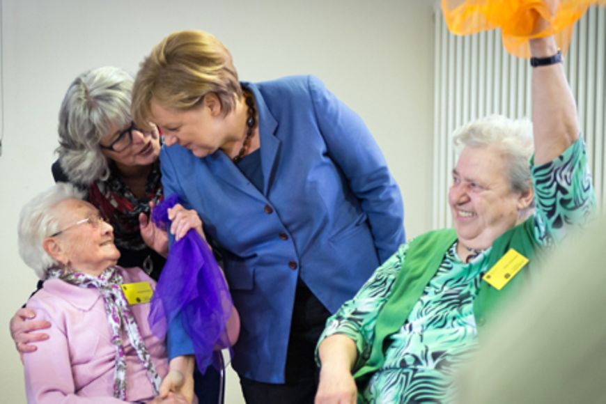 Die Bundeskanzlerin im Gespräch mit Seniorinnen. Bildnachweis: Bundesregierung / Guido Bergmann