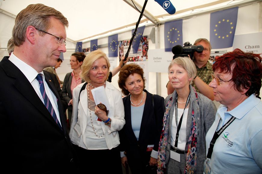 Bundespräsident Christian Wulff im Gespräch mit einer Vertreterin aus dem Landkreises Cham. Bildquelle: BMFSFJ