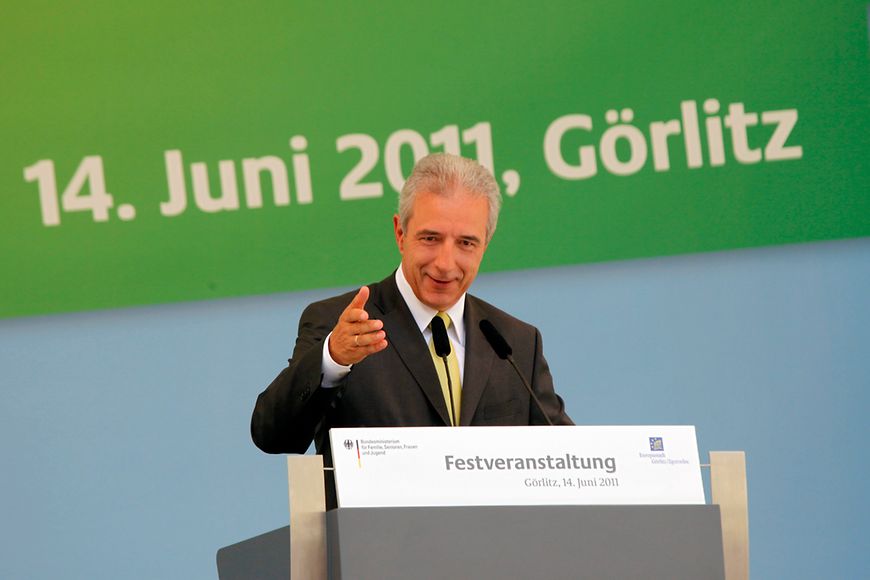 Der sächsische Ministerpräsident Stanislaw Tillich während seines Grußwortes auf der Festveranstaltung Bildquelle: BMFSFJ.