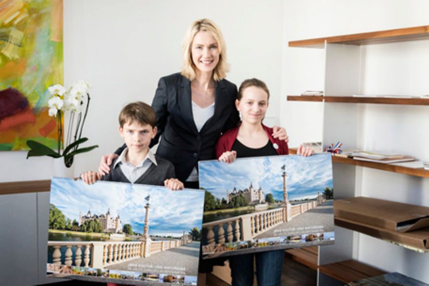 Manuela Schwesig mit Henning und Charlotte im Ministerbüro. Bildnachweis: Holger Talinski
