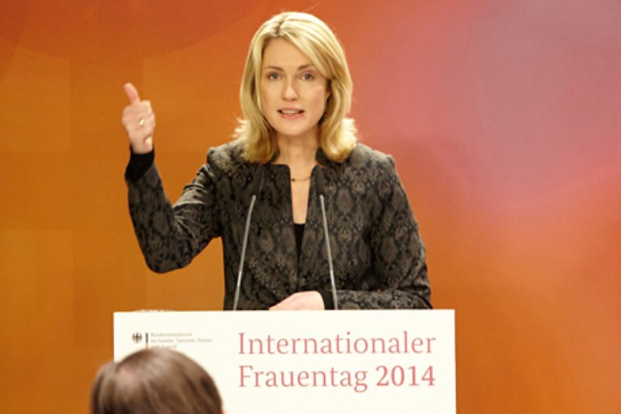 Manuela Schwesig steht am Rednerpult, Bildnachweis: Mike Auerbach