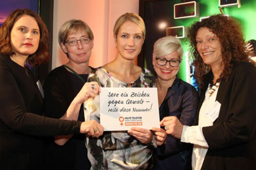 Gruppenbild mit Manuela Schwesig und Gästen des Empfangs