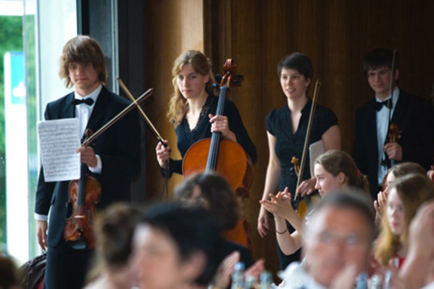 Vier junge Musiker auf dem Weg zur Bühne.