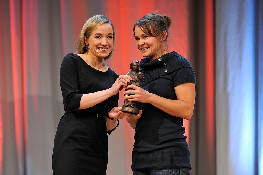 Kristina Schröder überreicht Nadia Budde den Jugendliteraturpreis. Bildnachweis: Arbeitskreis für Jugendliteratur/ José Poblete