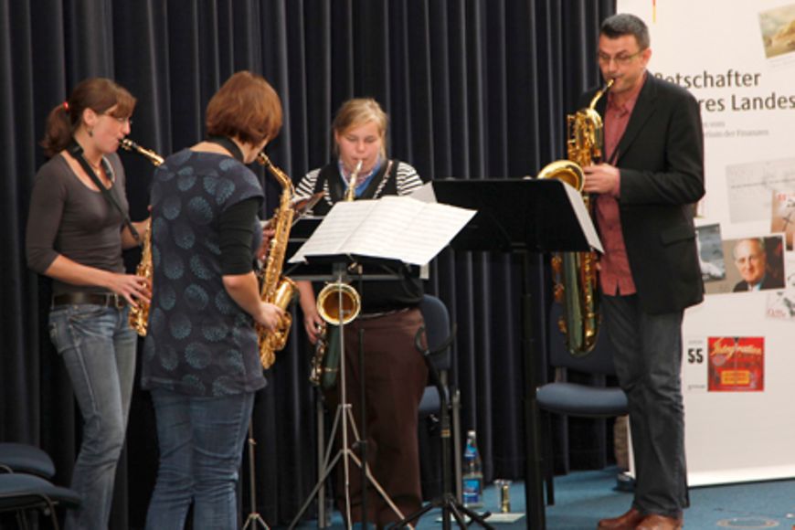 Eine Musikgruppe spielt auf der Bühne während der Veranstaltung (Bildquelle: Frank-Michael Arndt)
