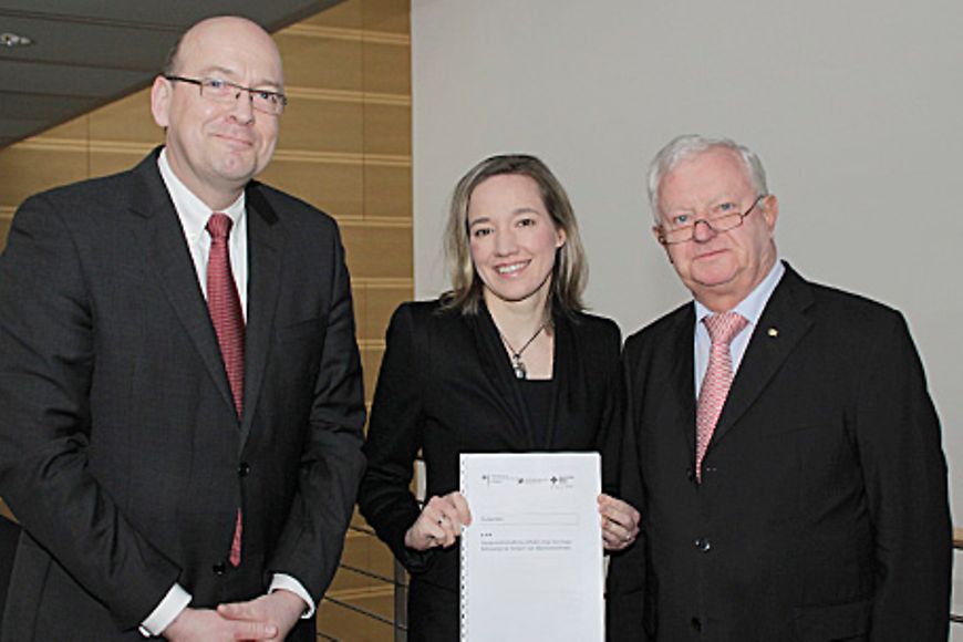 Dr. Hans-Peter Klös, Bundesfamilienministerin Dr. Kristina Schröder und Dr. Rudolf Seiters. Bildquelle: BMFSFJ