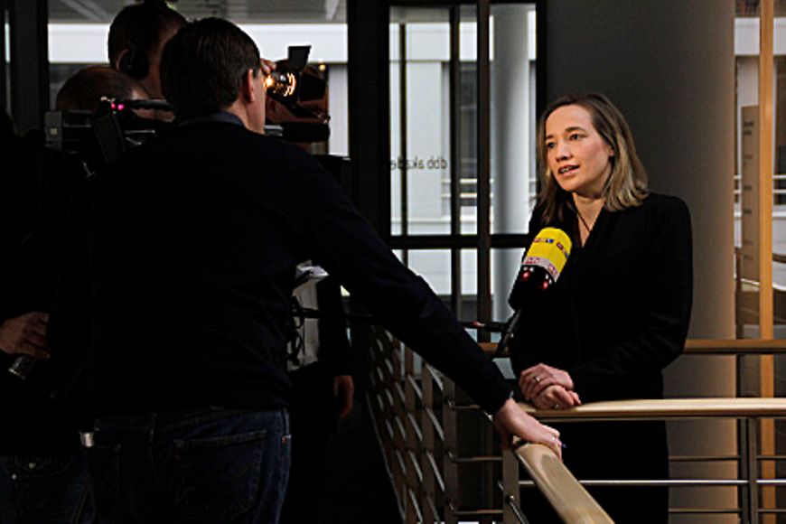 Kristina Schröder spricht mit einem Kamerateam. Bildquelle: BMFSFJ