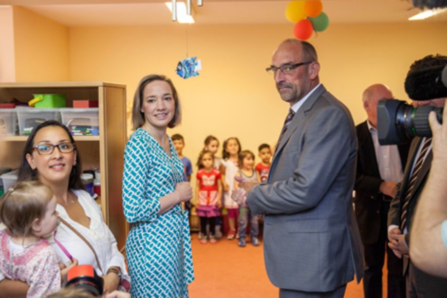 Kristina Schröder im "Türkisch-Deutschen Kindergarten", im Hintergrund sind Kinder zu erkennen, Bildnachweis: BMFSFJ