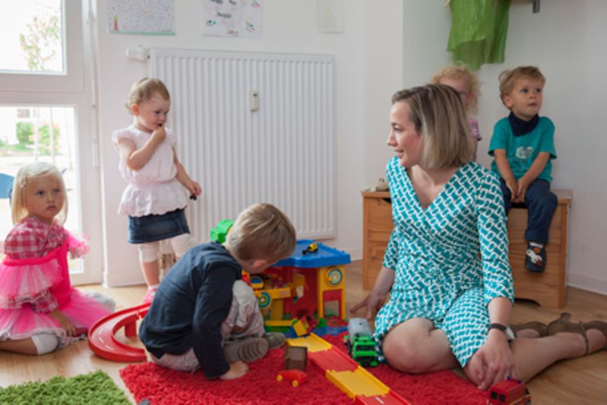 Kristina Schröder mit spielenden Kindern, Bildnachweis: BMFSFJ