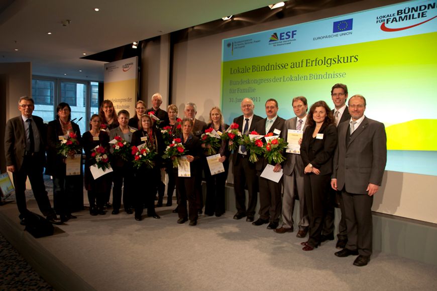 Staatssekretär Josef Hecken mit den Gewinnern des Ideenwettbewerbs (Bild: Medienbüro Lokale Bündnisse für Familie)