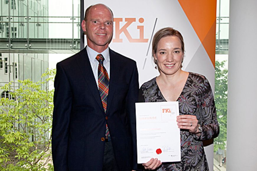 Kristina Schröder und Ulf Bodenhagen bei der Überreichung des Zertifikats. Bildnachweis: BMFSFJ