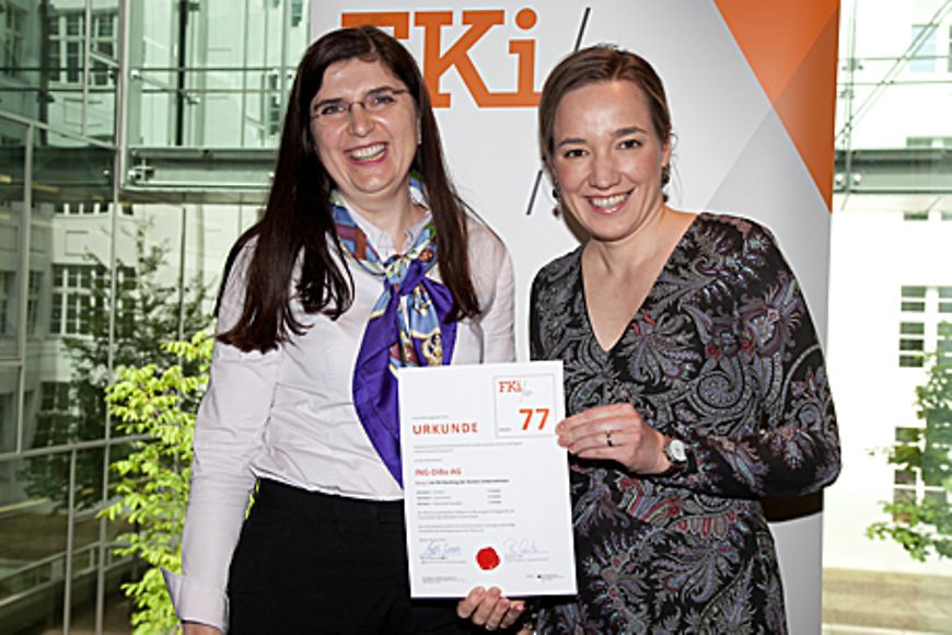 Kristina Schröder und Regina Klug bei der Überreichung des Zertifikats. Bildnachweis: BMFSFJ
