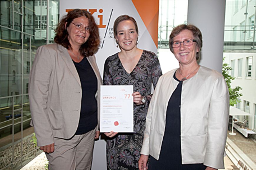 Kristina Schröder, Dr. Evelyn Plamper und Sabine Schell-Dürscheidt bei der Überreichung des Zertifikats. Bildnachweis: BMFSFJ