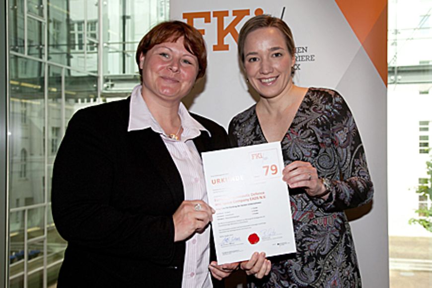 Kristina Schröder und Kathrin Eckardt bei der Überreichung des Zertifikats. Bildnachweis: BMFSFJ