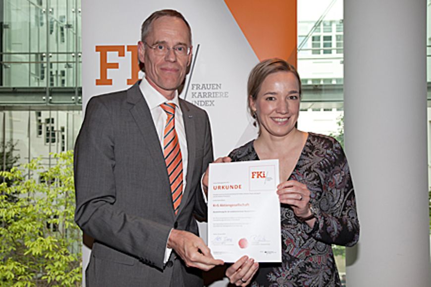 Kristina Schröder und Dr. Thomas Nöcker bei der Überreichung des Zertifikats. Bildnachweis: BMFSFJ