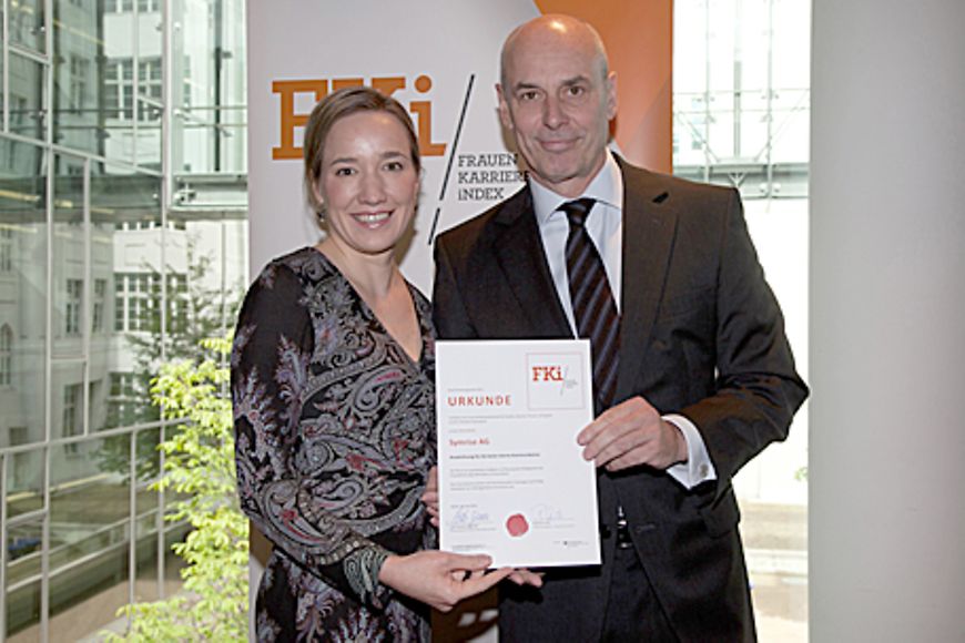 Kristina Schröder und Bernhard Kott bei der Überreichung des Zertifikats. Bildnachweis: BMFSFJ
