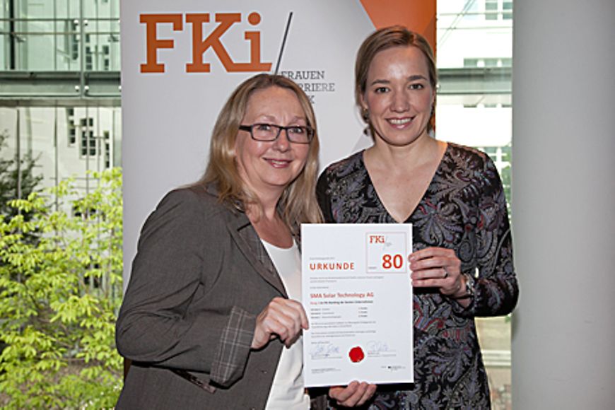 Kristina Schröder und Lucia Sauer Al-Subaey bei der Überreichung des Zertifikats. Bildnachweis: BMFSFJ