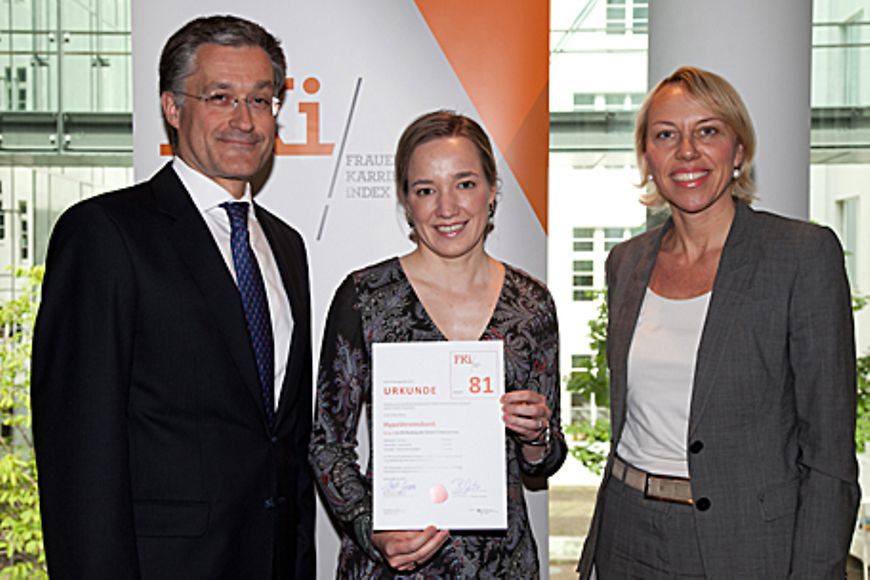 stina Schröder, Michael Hinssen und Anne Gfrerer bei der Überreichung des Zertifikats. Bildnachweis: BMFSFJ