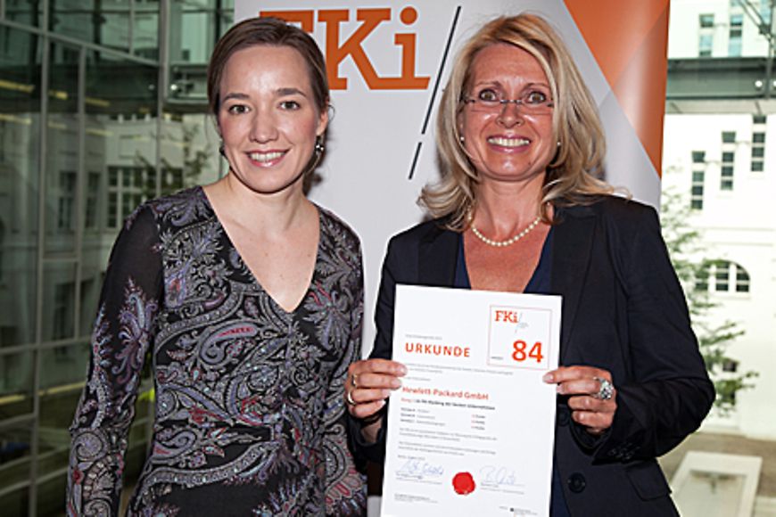 Kristina Schröder und Eva Fänger bei der Überreichung des Zertifikats. Bildnachweis: BMFSFJ