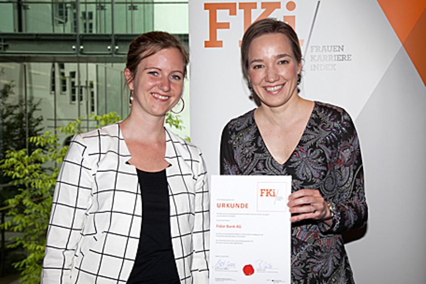 Kristina Schröder und Kerstin Eichmann bei der Überreichung des Zertifikats. Bildnachweis: BMFSFJ