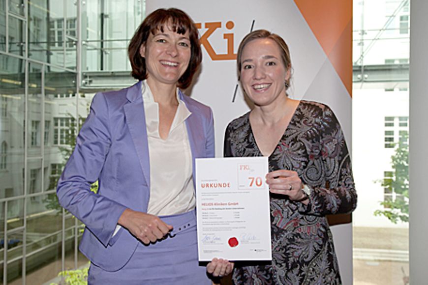 Kristina Schröder und Karin Gäppi bei der Überreichung des Zertifikats. Bildnachweis: BMFSFJ