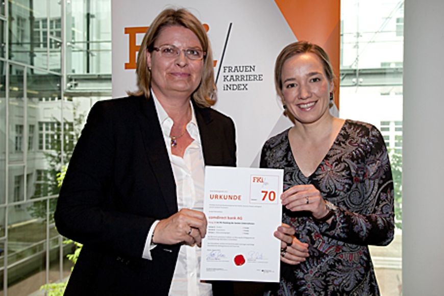 Kristina Schröder und Martina Palte bei der Überreichung des Zertifikats. Bildnachweis: BMFSFJ