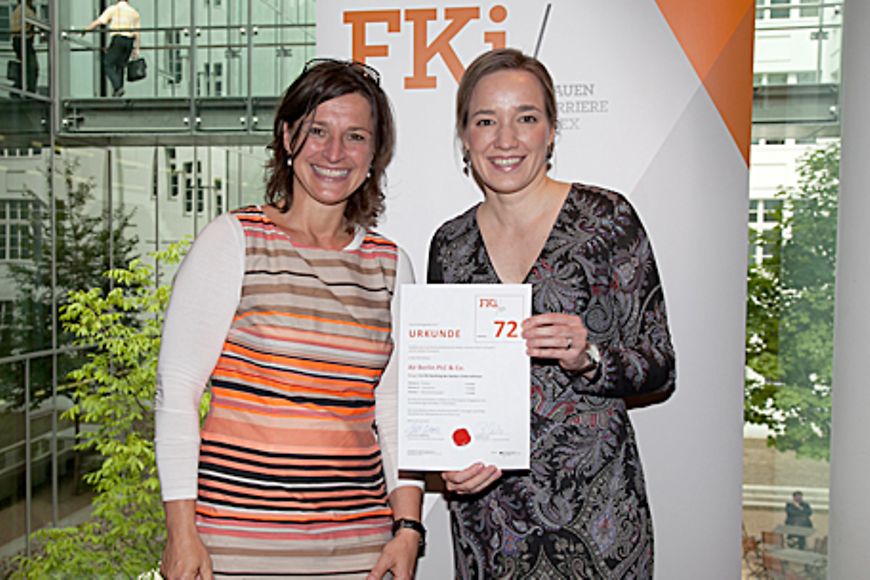 Kristina Schröder und Annette Weber bei der Überreichung des Zertifikats. Bildnachweis: BMFSFJ