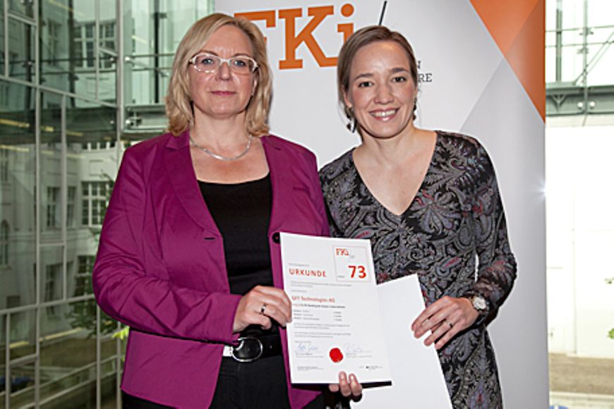Kristina Schröder und Marika Lulay bei der Überreichung des Zertifikats. Bildnachweis: BMFSFJ