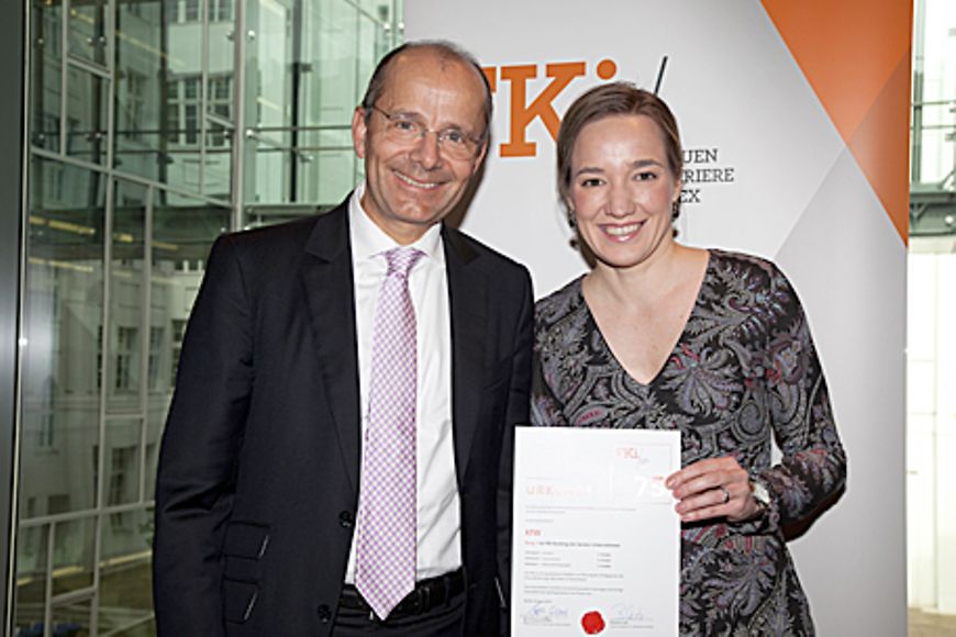 Kristina Schröder und Dr. Günther Bräunig bei der Überreichung des Zertifikats. Bildnachweis: BMFSFJ