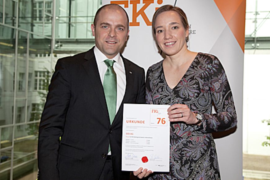 Kristina Schröder und Oliver Guhl bei der Überreichung des Zertifikats. Bildnachweis: BMFSFJ