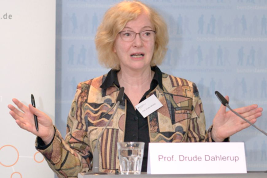 Prof. Drude Dahlerup steht hinter einem Rednerpult, Bildnachweis: Tankred Friedrich