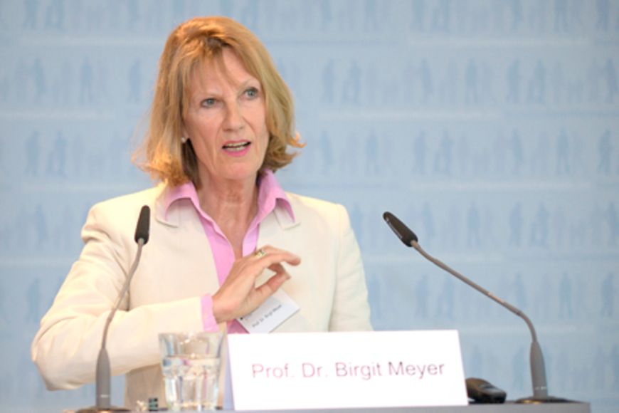Prof. Dr. Birgit Meyer steht hinter einem Rednerpult, Bildnachweis: Tankred Friedrich