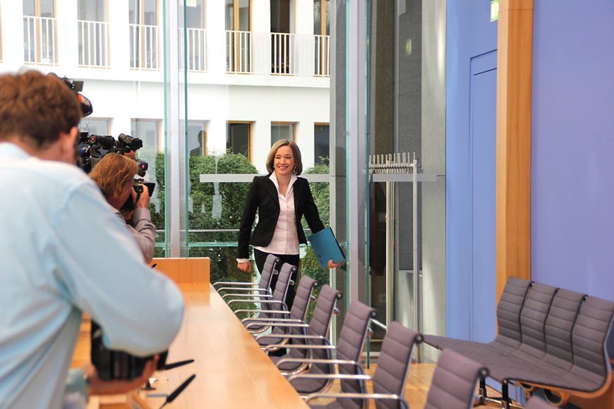 Bundesfamilienministerin Kristina Schröder auf dem Weg zur Pressekonferenz. Bildquelle: BMFSFJ.