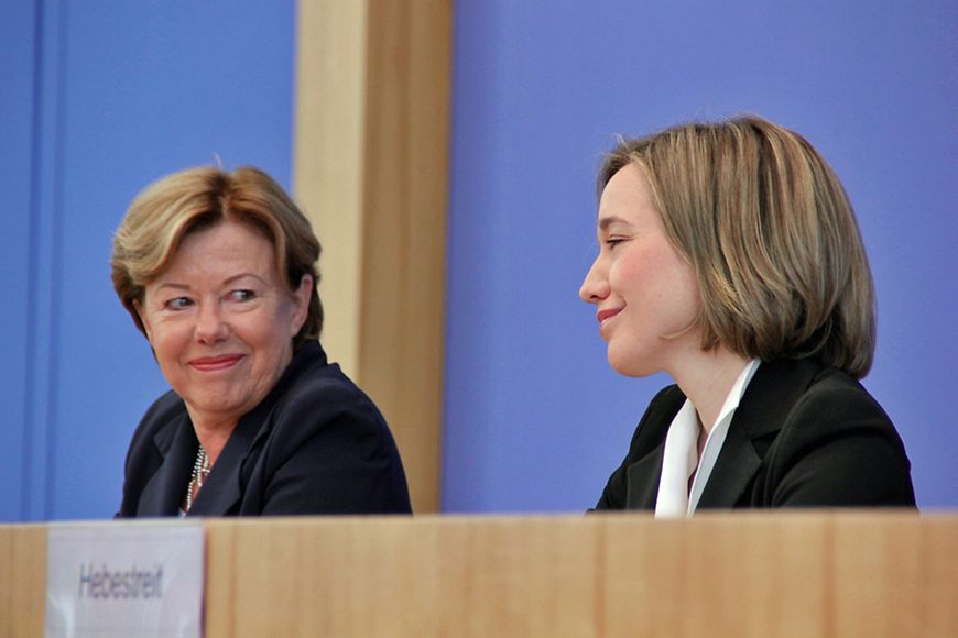 Bundesfamilienministerin Kristina Schröder und Renate Köcher während der Pressekonferenz. Bildquelle: BMFSFJ.