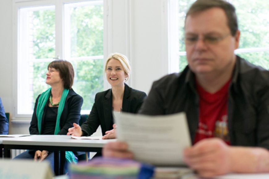 Manuela Schwesig sitzt zwischen den Auszubildenden und nimmt an einer Unterrichtstunde teil, Bildnachweis: Thomas Köhler