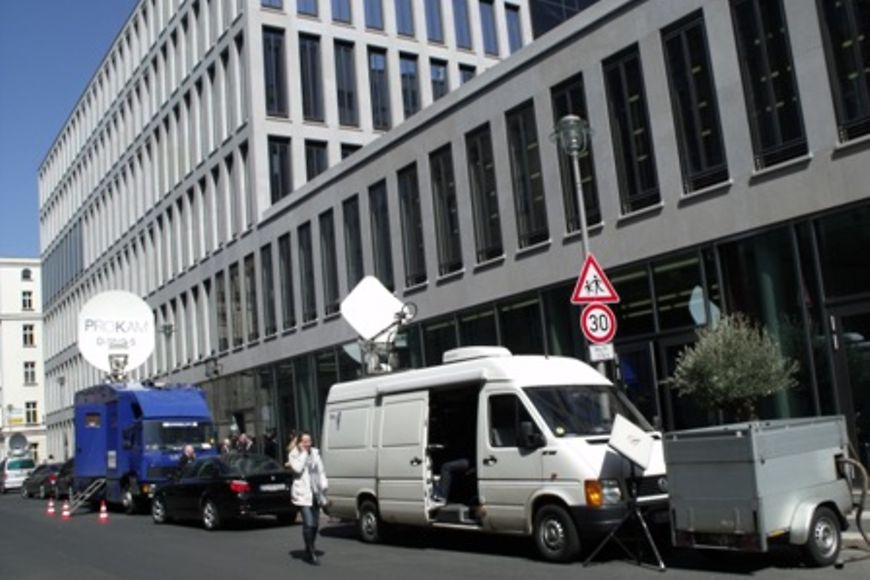 Übertragungswagen vor dem Bundesfamilienministerium