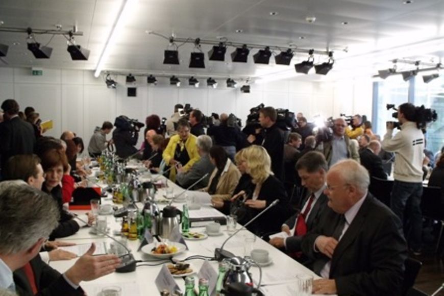Der Runde Tisch nimmt die Arbeit auf