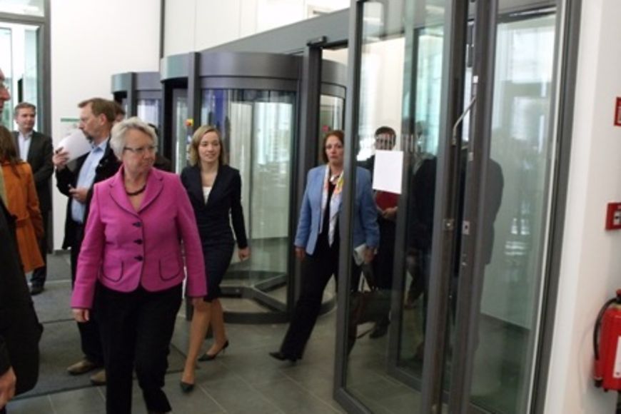 Die Bundesministerinnen auf dem Weg zur Pressekonferenz