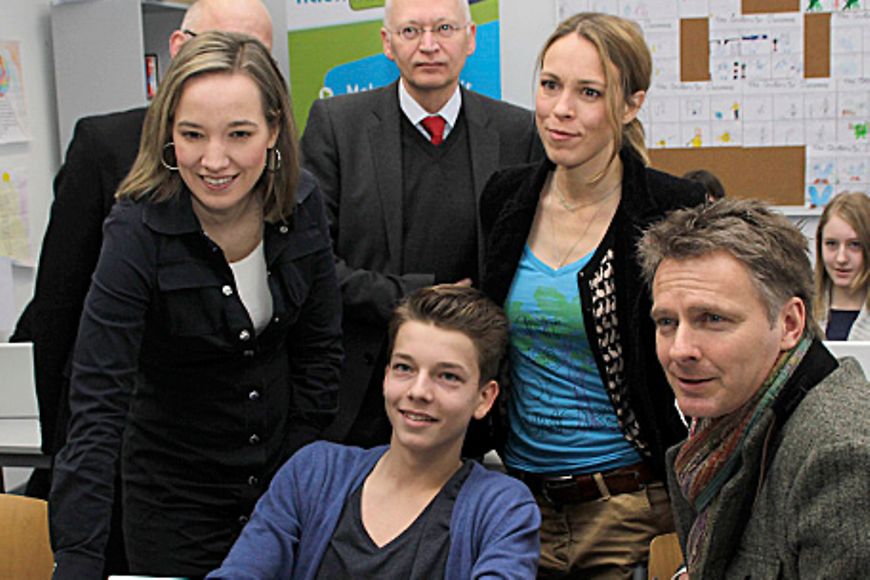 Bundesfamilienministerin Kristina Schröder mit Jörg Pilawa, Anneke Kim Sarnau und einem Schüler an einem Laptop