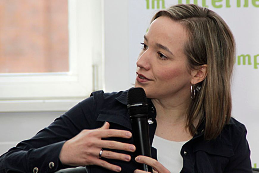 Bundesfamilienministerin Kristina Schröder hält ein Mikrofon