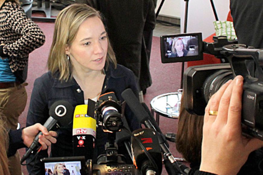 Bundesfamilienministerin Kristina Schröder steht vor mehreren Mikrofonen