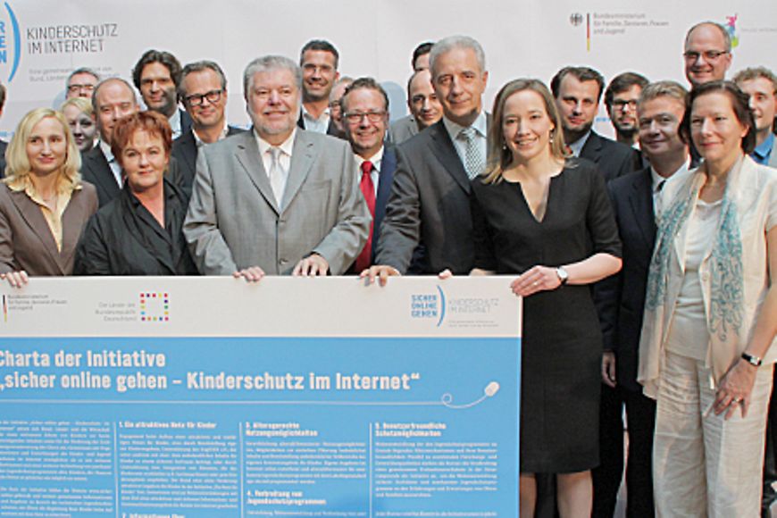 Kurt Beck, Stanislaw Tillich und Kristina Schröder in einem Gruppenbild. Bildquelle: BMFSFJ