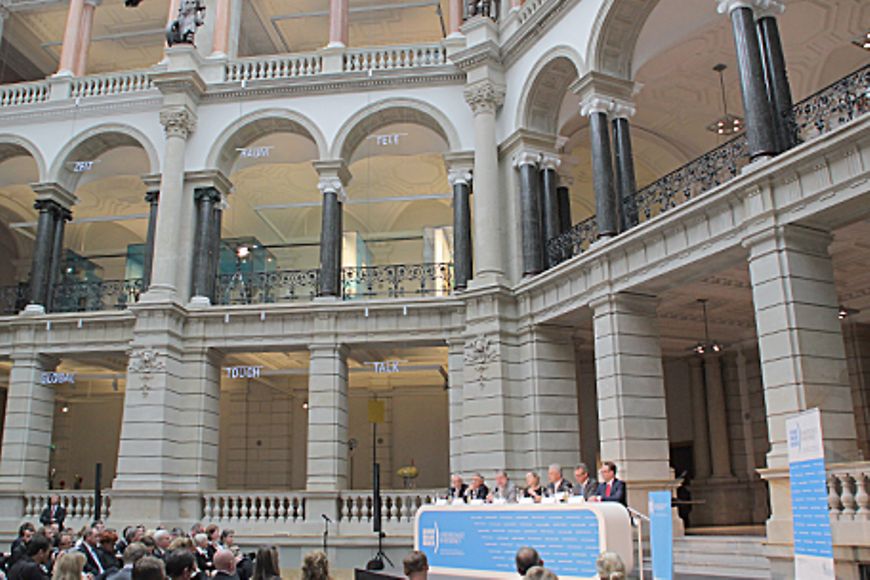 Ein Podium im Museum für Kommunikation. Bildquelle: BMFSFJ