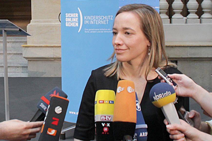 Kristina Schröder steht hinter mehreren Mikrophonen. Bildquelle: BMFSFJ