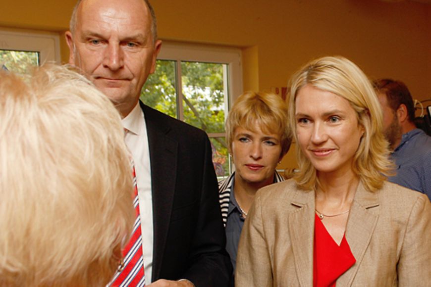 Manuela Schwesig, Dietmar Woidke und Martina Münch im Gespräch mit einer Erzieherin